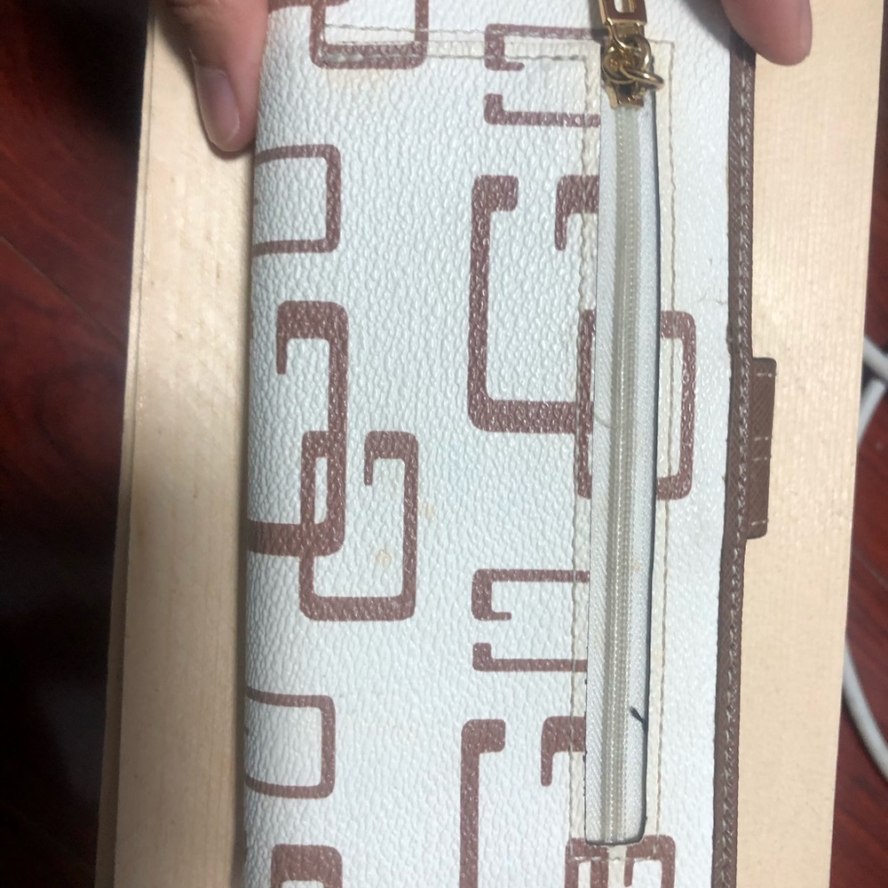 GUESS wallet - Picture 3 of 7